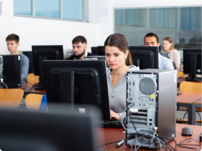 Egyetemi hallgatók számítógépes laborban dolgoznak – informatikai képzés, digitális készségek és a Z generáció munkaerőpiaci felkészültségének illusztrációja.